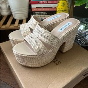 NWT! Steve Madden - Gianna Platforms!